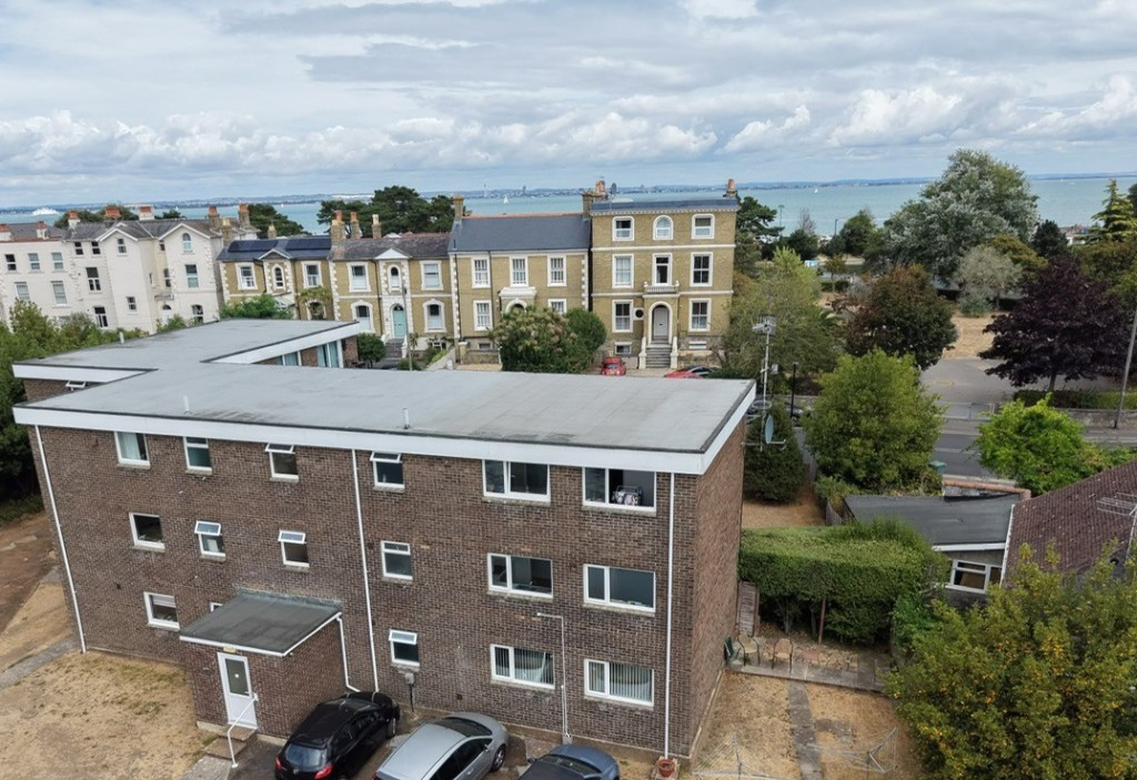 Lot: 120 - TWO-BEDROOM GROUND FLOOR FLAT WITH GARAGE CLOSE TO THE SEAFRONT - Drone view of the block